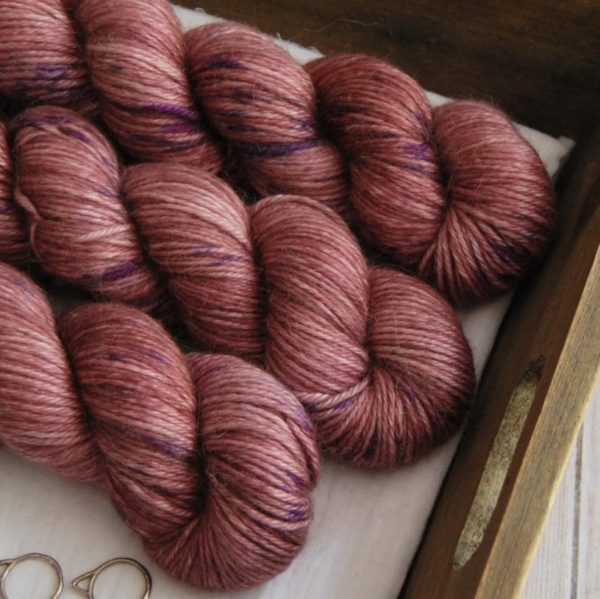 une-louve-dans-les-bois-2-laine-artisanal-teinte-main-alpaga-soie-cachemire-DK-blueberry-sorbet