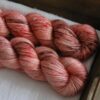 une-louve-dans-les-bois-2-laine-artisanal-teinte-main-alpaga-soie-cachemire-DK-caliente une-louve-dans-les-bois-2-laine-artisanal-teinte-main-alpaga-soie-cachemire-DK-caliente