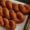 une-louve-dans-les-bois-2-laine-artisanal-teinte-main-alpaga-soie-cachemire-DK-cassonade une-louve-dans-les-bois-2-laine-artisanal-teinte-main-alpaga-soie-cachemire-DK-cassonade