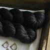 une-louve-dans-les-bois-2-laine-artisanal-teinte-main-alpaga-soie-cachemire-DK-clair-obscur une-louve-dans-les-bois-2-laine-artisanal-teinte-main-alpaga-soie-cachemire-DK-clair-obscur