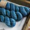 une-louve-dans-les-bois-2-laine-artisanal-teinte-main-alpaga-soie-cachemire-DK-dans-les-profondeurs une-louve-dans-les-bois-2-laine-artisanal-teinte-main-alpaga-soie-cachemire-DK-dans-les-profondeurs