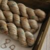 une-louve-dans-les-bois-2-laine-artisanal-teinte-main-alpaga-soie-cachemire-DK-en-amoureux-sur-la-plage une-louve-dans-les-bois-2-laine-artisanal-teinte-main-alpaga-soie-cachemire-DK-en-amoureux-sur-la-plage