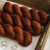 une-louve-dans-les-bois-2-laine-artisanal-teinte-main-alpaga-soie-cachemire-DK-l-odeur-du-bois une-louve-dans-les-bois-2-laine-artisanal-teinte-main-alpaga-soie-cachemire-DK-l-odeur-du-bois