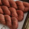 une-louve-dans-les-bois-2-laine-artisanal-teinte-main-alpaga-soie-cachemire-DK-tea-time une-louve-dans-les-bois-2-laine-artisanal-teinte-main-alpaga-soie-cachemire-DK-tea-time