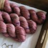 une-louve-dans-les-bois-2-laine-artisanal-teinte-main-alpaga-soie-cachemire-blueberry-sorbet une-louve-dans-les-bois-2-laine-artisanal-teinte-main-alpaga-soie-cachemire-blueberry-sorbet