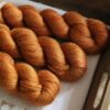 une-louve-dans-les-bois-2-laine-artisanal-teinte-main-alpaga-soie-cachemire-cassonade une-louve-dans-les-bois-2-laine-artisanal-teinte-main-alpaga-soie-cachemire-cassonade