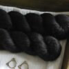 une-louve-dans-les-bois-2-laine-artisanal-teinte-main-alpaga-soie-cachemire-clair-obscur une-louve-dans-les-bois-2-laine-artisanal-teinte-main-alpaga-soie-cachemire-clair-obscur