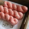 une-louve-dans-les-bois-2-laine-artisanal-teinte-main-alpaga-soie-cachemire-coral-bay une-louve-dans-les-bois-2-laine-artisanal-teinte-main-alpaga-soie-cachemire-coral-bay
