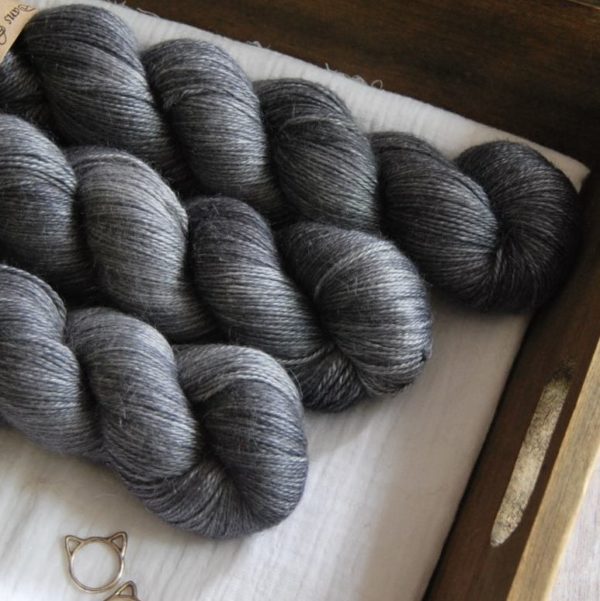 une-louve-dans-les-bois-2-laine-artisanal-teinte-main-alpaga-soie-cachemire-graphite