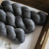 une-louve-dans-les-bois-2-laine-artisanal-teinte-main-alpaga-soie-cachemire-graphite une-louve-dans-les-bois-2-laine-artisanal-teinte-main-alpaga-soie-cachemire-graphite