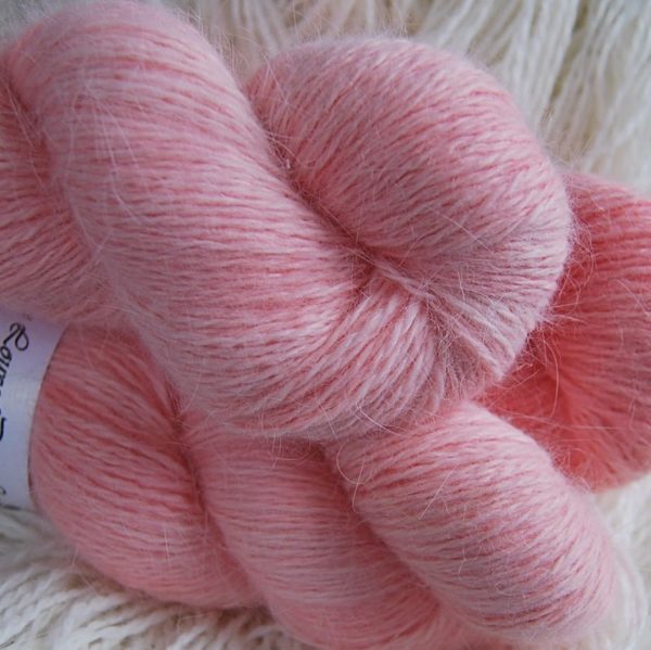 une-louve-dans-les-bois-2-laine-artisanal-teinte-main-angora-coral-bay