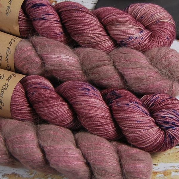 une-louve-dans-les-bois-2-laine-artisanal-teinte-main-emy-merino-surialpaga-blueberry-sorbet