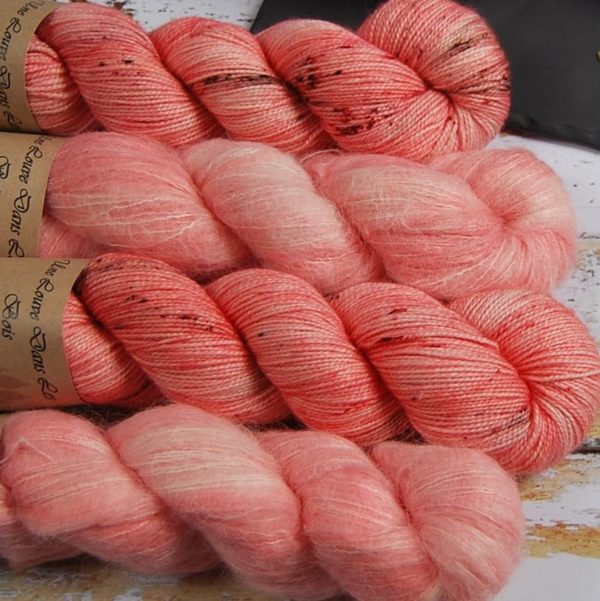 une-louve-dans-les-bois-2-laine-artisanal-teinte-main-emy-merino-surialpaga-caliente-coral-bay