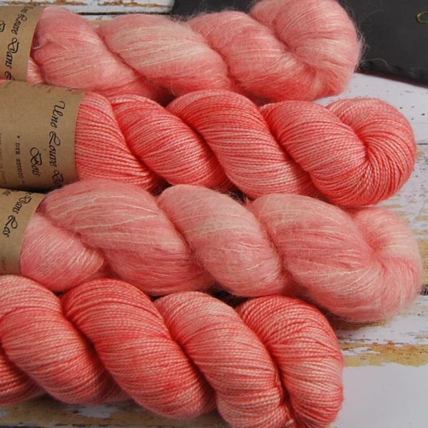 une-louve-dans-les-bois-2-laine-artisanal-teinte-main-emy-merino-surialpaga-coral-bay