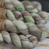 une-louve-dans-les-bois-2-laine-artisanal-teinte-main-emy-merino-surialpaga-ecumes une-louve-dans-les-bois-2-laine-artisanal-teinte-main-emy-merino-surialpaga-ecumes