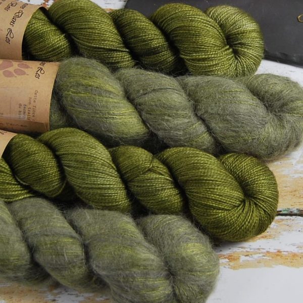 une-louve-dans-les-bois-2-laine-artisanal-teinte-main-emy-merino-surialpaga-en-terre-d-irlande