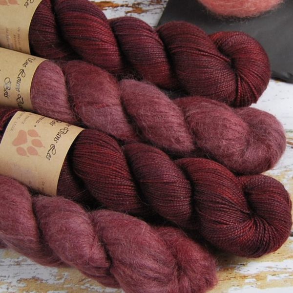 une-louve-dans-les-bois-2-laine-artisanal-teinte-main-emy-merino-surialpaga-erables-en-automne