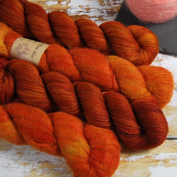 une-louve-dans-les-bois-2-laine-artisanal-teinte-main-emy-merino-surialpaga-fall