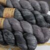 une-louve-dans-les-bois-2-laine-artisanal-teinte-main-emy-merino-surialpaga-graphite une-louve-dans-les-bois-2-laine-artisanal-teinte-main-emy-merino-surialpaga-graphite