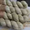 une-louve-dans-les-bois-2-laine-artisanal-teinte-main-emy-merino-surialpaga-latte LATTE