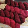 une-louve-dans-les-bois-2-laine-artisanal-teinte-main-emy-merino-surialpaga-petite-griotte une-louve-dans-les-bois-2-laine-artisanal-teinte-main-emy-merino-surialpaga-petite-griotte