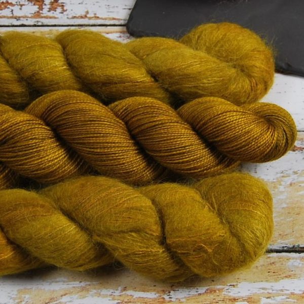 une-louve-dans-les-bois-2-laine-artisanal-teinte-main-emy-merino-surialpaga-ruee-vers-l-or