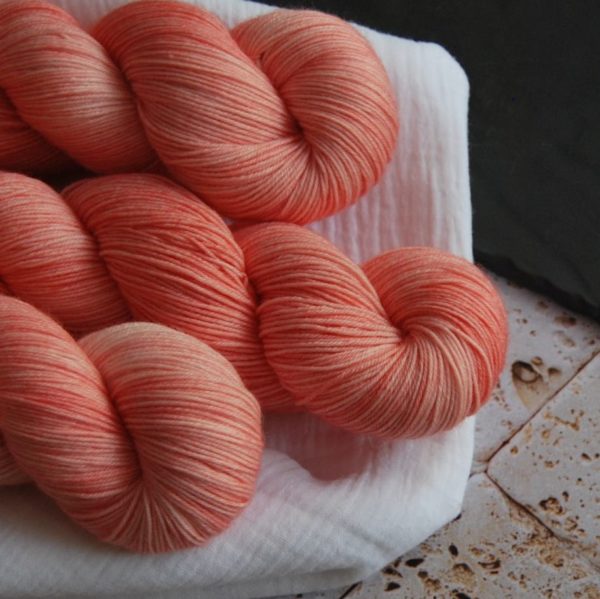 une-louve-dans-les-bois-2-laine-artisanal-teinte-main-fine-sock-merino-coral-bay