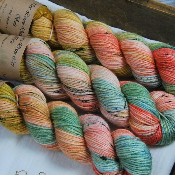 une-louve-dans-les-bois-2-laine-artisanal-teinte-main-merino-dk115-honeymoon