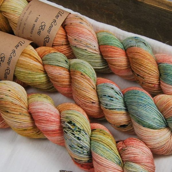 une-louve-dans-les-bois-2-laine-artisanal-teinte-main-merino-fine-sock-honeymoon