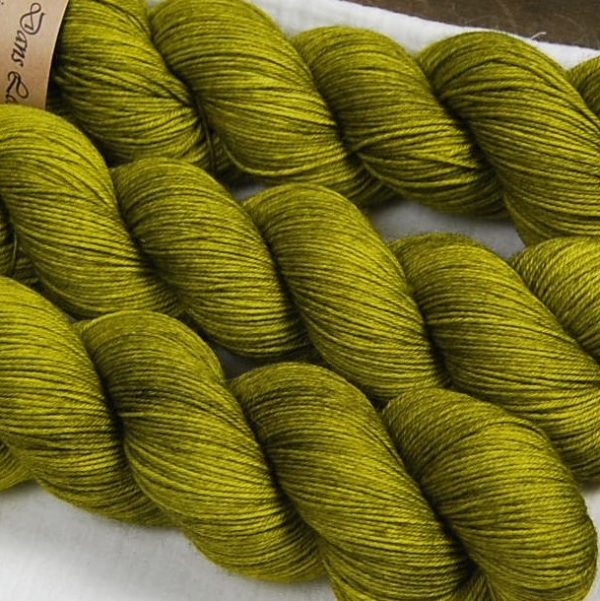 une-louve-dans-les-bois-2-laine-artisanal-teinte-main-merino-fine-sock-sous-les-tilleuls