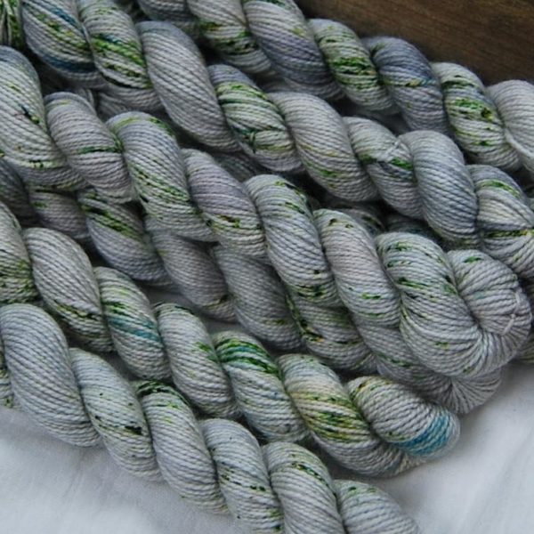 une-louve-dans-les-bois-2-laine-artisanal-teinte-main-mini-twist-sock-merino-angkor