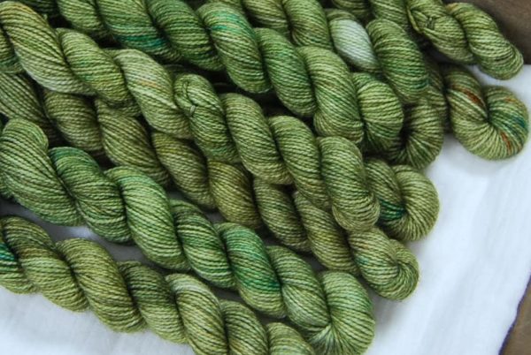 une-louve-dans-les-bois-2-laine-artisanal-teinte-main-mini-twist-sock-merino-into-the-wild