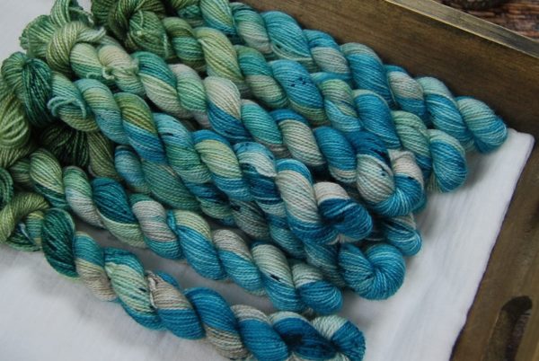 une-louve-dans-les-bois-2-laine-artisanal-teinte-main-mini-twist-sock-merino-lac-d-emeraude