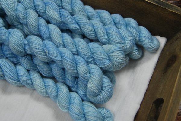 une-louve-dans-les-bois-2-laine-artisanal-teinte-main-mini-twist-sock-merino-lac-de-monteynard