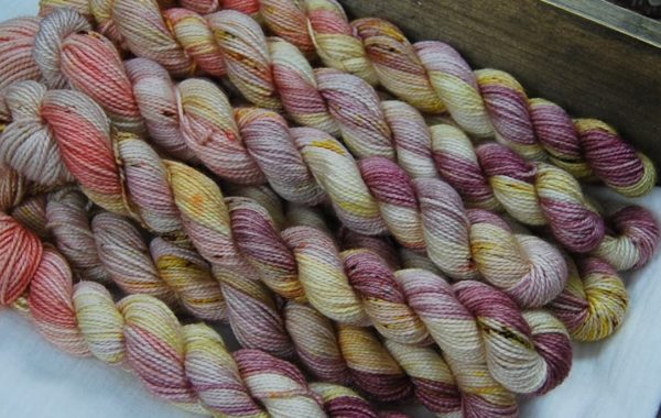 une-louve-dans-les-bois-2-laine-artisanal-teinte-main-mini-twist-sock-merino-manarola