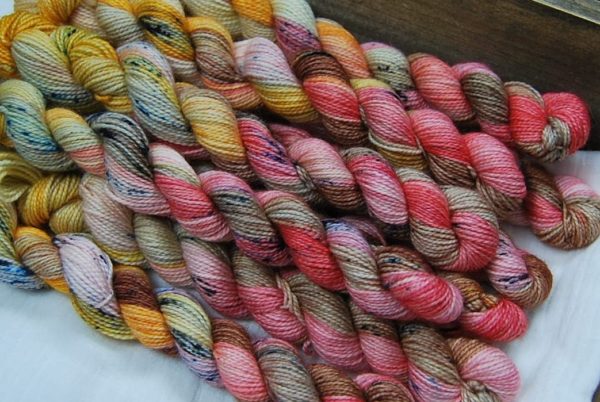 une-louve-dans-les-bois-2-laine-artisanal-teinte-main-mini-twist-sock-merino-oahu