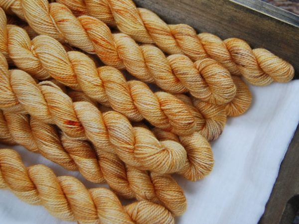 une-louve-dans-les-bois-2-laine-artisanal-teinte-main-mini-twist-sock-merino-sahara