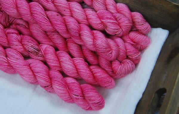 une-louve-dans-les-bois-2-laine-artisanal-teinte-main-mini-twist-sock-merino-sakura