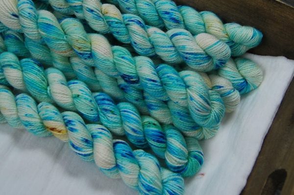 une-louve-dans-les-bois-2-laine-artisanal-teinte-main-mini-twist-sock-merino-santorin