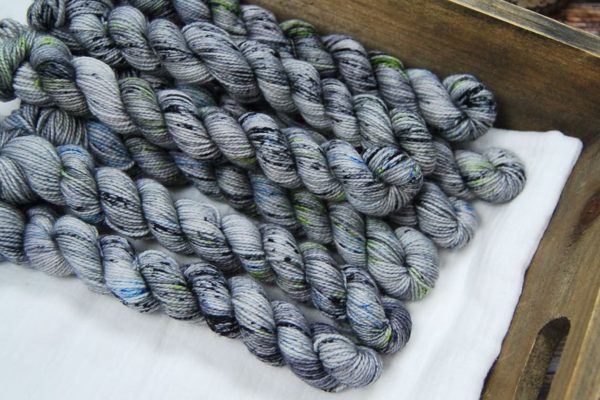 une-louve-dans-les-bois-2-laine-artisanal-teinte-main-mini-twist-sock-merino-tenerife