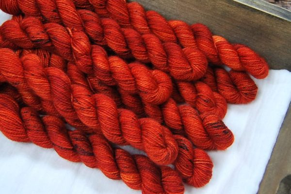 une-louve-dans-les-bois-2-laine-artisanal-teinte-main-mini-twist-sock-merino-uluru