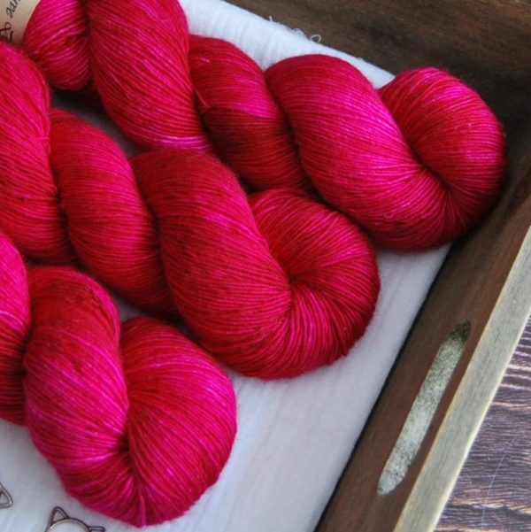 une-louve-dans-les-bois-2-laine-artisanal-teinte-main-single-merino-bollywood