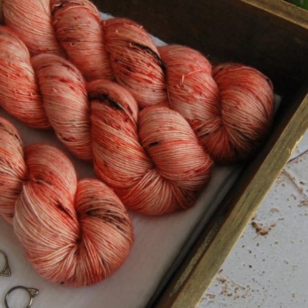 une-louve-dans-les-bois-2-laine-artisanal-teinte-main-single-merino-caliente