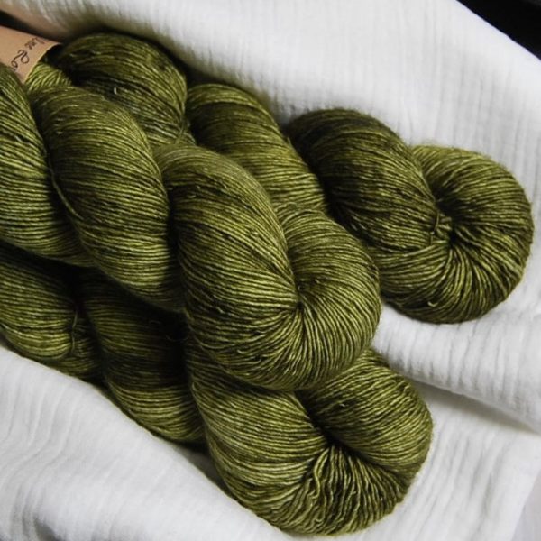 une-louve-dans-les-bois-2-laine-artisanal-teinte-main-single-merino-en-terres-d-irlande