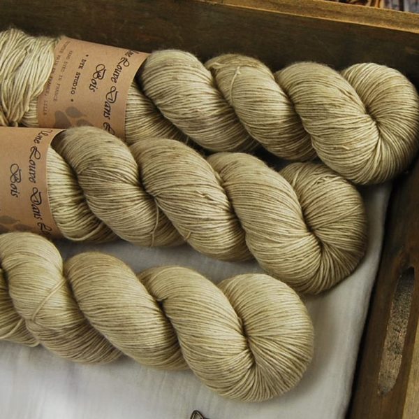 une-louve-dans-les-bois-2-laine-artisanal-teinte-main-single-merino-latte