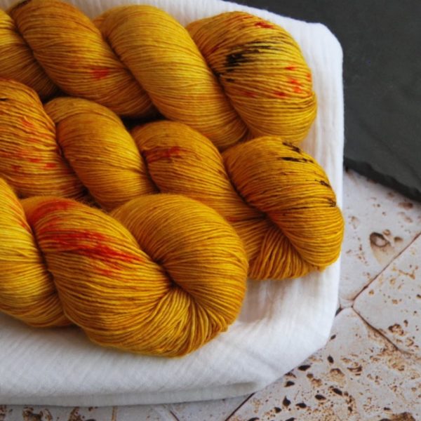 une-louve-dans-les-bois-2-laine-artisanal-teinte-main-single-merino-les-tournesols