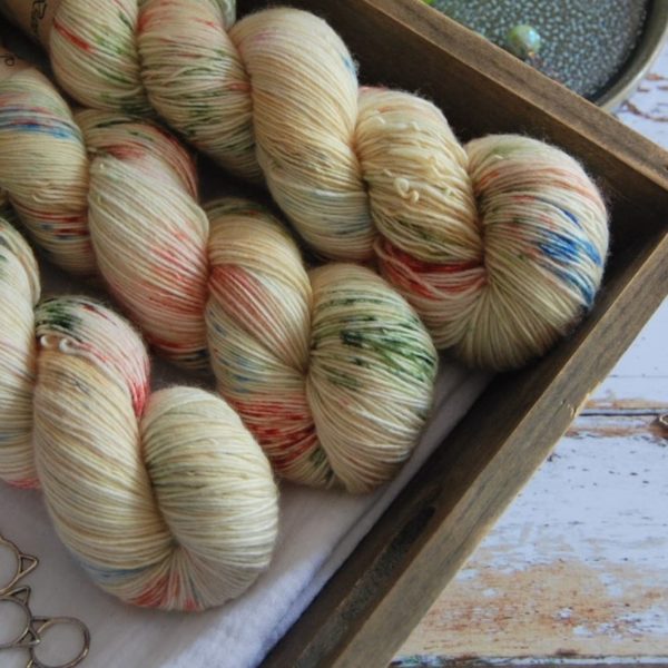 une-louve-dans-les-bois-2-laine-artisanal-teinte-main-single-merino-passiflore