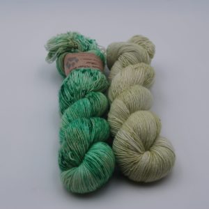 une-louve-dans-les-bois-2-laine-artisanal-teinte-main-single-solene-knits