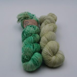 une-louve-dans-les-bois-2-laine-artisanal-teinte-main-single-solene-knits une-louve-dans-les-bois-2-laine-artisanal-teinte-main-single-solene-knits