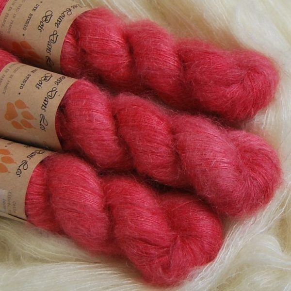 une-louve-dans-les-bois-2-laine-artisanal-teinte-main-superkid-mohair-coeur-de-cerise